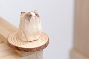 Read more about the article 島嶼製作 – 椴木木雕布偶小貓咪